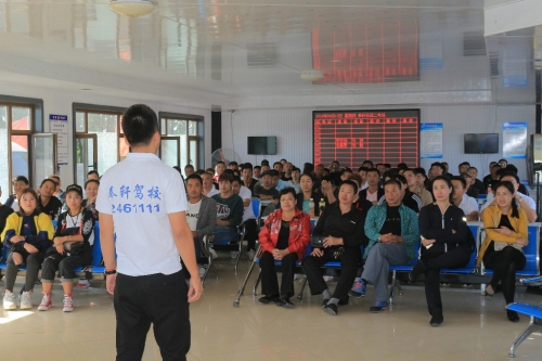 教练员对学员进行培训